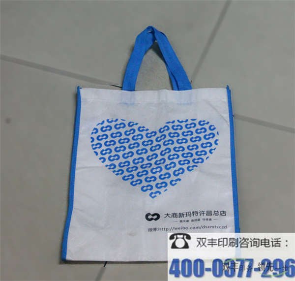 無紡布手提袋和塑料手提袋對(duì)比有什么優(yōu)勢