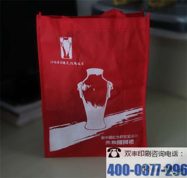 無紡布手提袋和塑料手提袋對(duì)比有什么優(yōu)勢